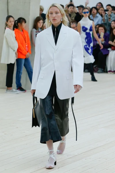 Look 11